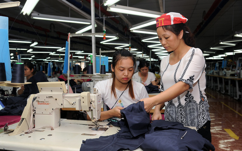 May áo xuất khẩu tại Công ty cổ phần Tổng công ty May Bắc Giang (Bắc Giang). (Ảnh TRẦN KHÁNH)