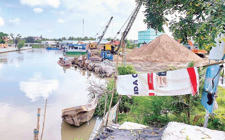 Nhóm doanh nghiệp kinh doanh vật liệu xây dựng lấn chiếm lòng kênh Rạch Rập gây sụp lún, sạt lở kênh.