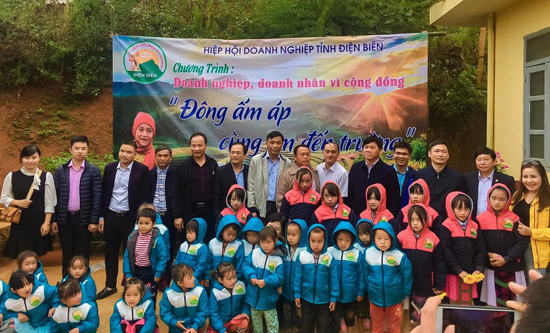 Lãnh đạo Hiệp hội doanh nghiệp tỉnh Điện Biên trao áo ấm cho học sinh nghèo huyện Tuần Giáo.