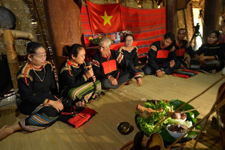 Mọi người cùng nhau nghe lời kể K’han để nhớ lại công lao của những người đi trước với lời nhắn nhủ đoàn kết, thương yêu đùm bọc nhau.