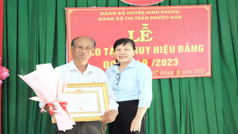 Ông Quảng Đại Thính vinh dự nhận Huy hiệu 30 năm tuổi Đảng vào tháng 9/2023. Ông Quảng Đại Thính vinh dự nhận Huy hiệu 30 năm tuổi Đảng vào tháng 9/2023.