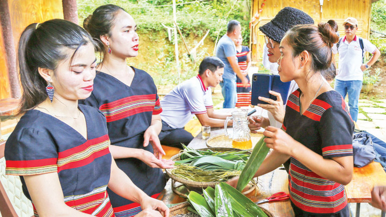 Người dân giới thiệu, hướng dẫn du khách làm bánh truyền thống của người Cơ Tu. Người dân giới thiệu, hướng dẫn du khách làm bánh truyền thống của người Cơ Tu.