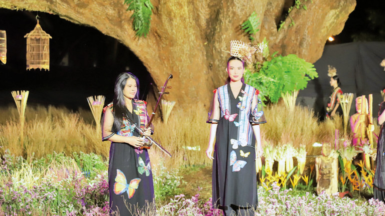 Sắc mầu thổ cẩm được kết hợp với các trang phục thời trang hiện đại khác một cách khéo léo, tinh tế. Sắc mầu thổ cẩm được kết hợp với các trang phục thời trang hiện đại khác một cách khéo léo, tinh tế.