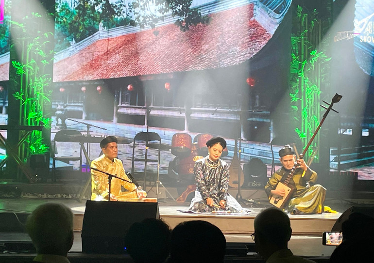 Các nghệ sĩ biểu diễn ca trù trong một chương trình giới thiệu nghệ thuật truyền thống Việt Nam tới khách du lịch tại Hà Nội.