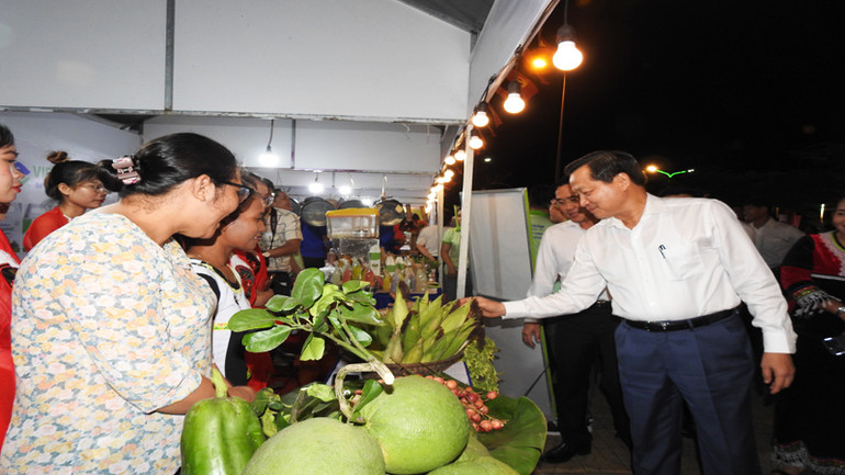 Phó Thủ tướng Lê Minh Khái tham quan gian hàng trung bày các sản phẩm nông nghiệp của đồng bào DTTS xã Lợi Hải, huyện Thuận Bắc (Ninh Thuận)