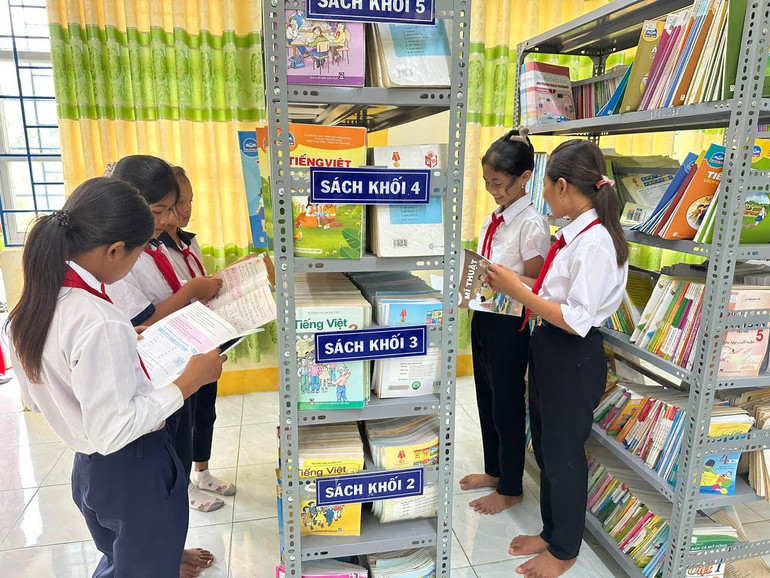 Các em học sinh Trường Tiểu học- Trung học cơ sở Ea Bia huyện Sông Hinh đọc sách tại thư viện trường. Các em học sinh Trường Tiểu học- Trung học cơ sở Ea Bia huyện Sông Hinh đọc sách tại thư viện trường.