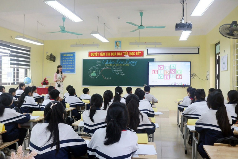 Giờ học môn Địa lý của cô và học sinh Trường trung học cơ sở Tân Tiến, huyện Chương Mỹ, Hà Nội.