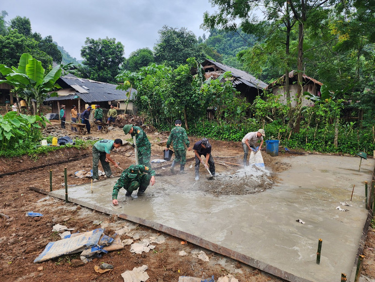BĐBP Nghệ An hỗ trợ người dân xây dựng hạ tầng phục vụ đời sống, sản xuất BĐBP Nghệ An hỗ trợ người dân xây dựng hạ tầng phục vụ đời sống, sản xuất