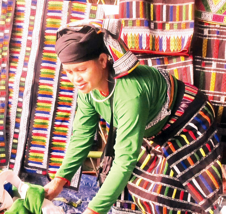 Hình khối, đường nét trên thổ cẩm mang sức sống, nét khỏe khoắn của người phụ nữ. Hình khối, đường nét trên thổ cẩm mang sức sống, nét khỏe khoắn của người phụ nữ.