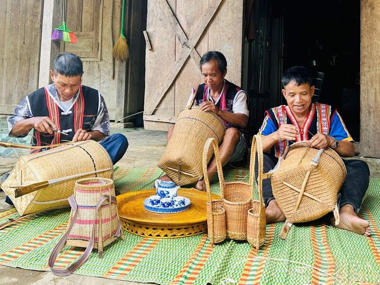 Bảo tồn, phát triển nghề truyền thống giúp người dân vùng biên giới Tây Giang, tỉnh Quảng Nam tăng thu nhập. Bảo tồn, phát triển nghề truyền thống giúp người dân vùng biên giới Tây Giang, tỉnh Quảng Nam tăng thu nhập.