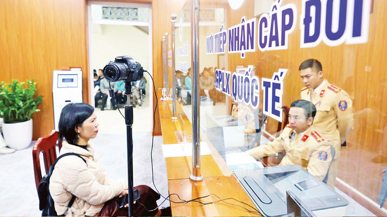 Hướng dẫn thủ tục cấp giấy phép lái xe cơ giới đường bộ (Phòng Cảnh sát giao thông, Công an thành phố Hà Nội) cho người dân.