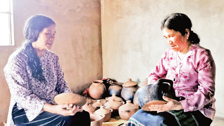 Chị em nghệ nhân Ma Ly và Ma Bi ở Krăng Gọ luôn đau đáu với nghề gốm, tận tình truyền nghề cho giới trẻ.