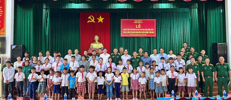 Các em học sinh được Trung đoàn 717 trao kinh phí và vật chất Các em học sinh được Trung đoàn 717 trao kinh phí và vật chất