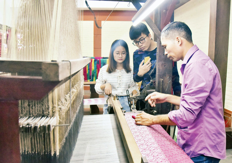 Giới thiệu cho du khách về quy trình dệt lụa truyền thống. Giới thiệu cho du khách về quy trình dệt lụa truyền thống.