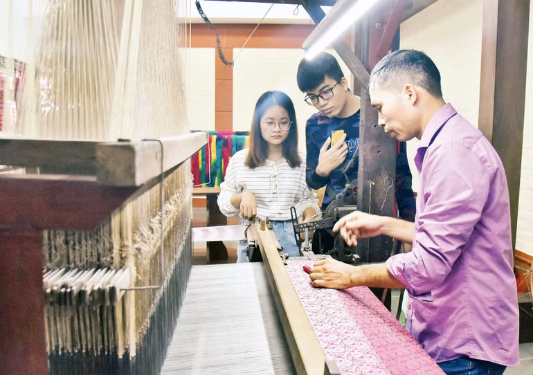 Giới thiệu cho du khách về quy trình dệt lụa truyền thống. Giới thiệu cho du khách về quy trình dệt lụa truyền thống.