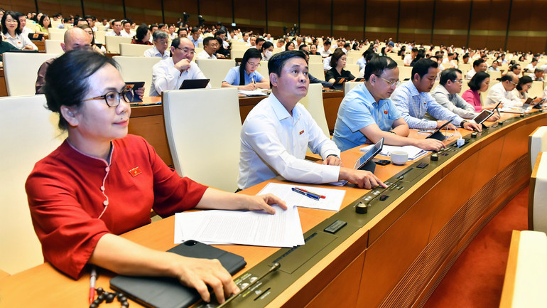 Các đại biểu Quốc hội biểu quyết thông qua Nghị quyết về Chương trình giám sát của Quốc hội năm 2024. (Ảnh: NGUYỄN ÐĂNG)