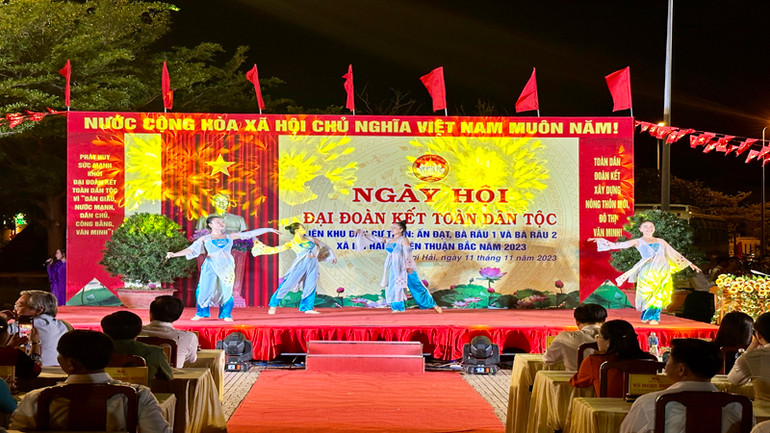 Biểu diễn văn nghệ chào mừng Ngày hội