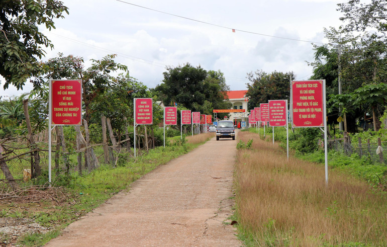 Đảng viên được phát triển từ cơ sở ngày càng giúp cho bộ mặt xã biên giới Mô Rai, huyện Sa Thầy thay da đổi thịt.