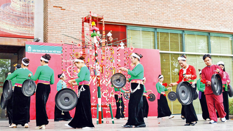 Trình diễn cồng chiêng của đồng bào dân tộc Mường.