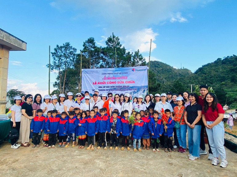 Đoàn tình nguyện chụp ảnh cùng thầy cô và học sinh điểm trường Bản Bẹ. Đoàn tình nguyện chụp ảnh cùng thầy cô và học sinh điểm trường Bản Bẹ.