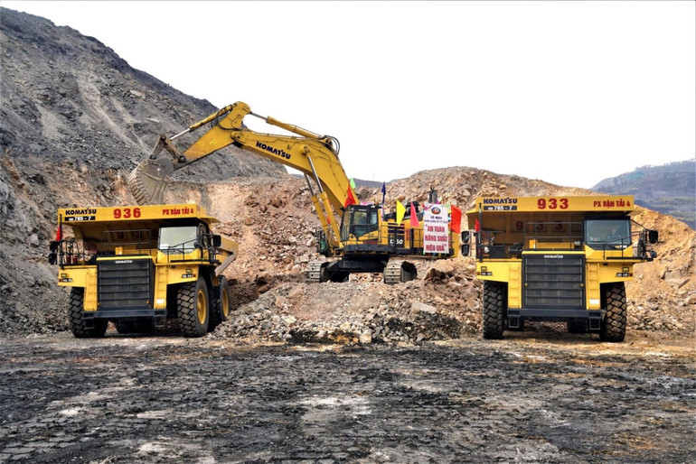 Không khí thi đua lao động sản xuất trên khai trường Than Đèo Nai-Cọc Sáu trong ngày đầu Xuân mới.