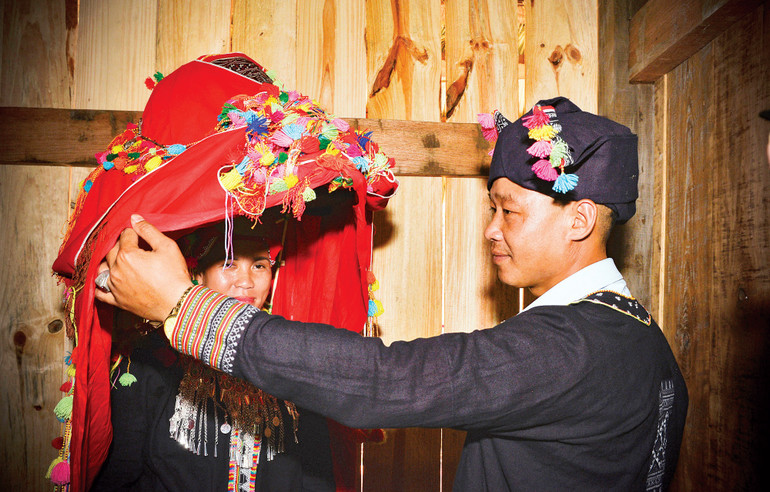 Khăn trùm đỏ được chính tay chú rể mở tại phòng tân hôn, sau khi đã thực hiện xong các nghi lễ truyền thống. Khăn trùm đỏ được chính tay chú rể mở tại phòng tân hôn, sau khi đã thực hiện xong các nghi lễ truyền thống.