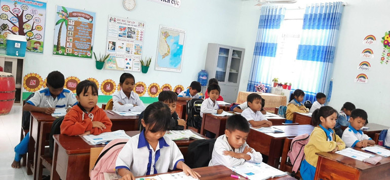 Học sinh dân tộc thiểu số vùng cao Sơn Hội, huyện Sơn Hòa được tăng cường dạy tiếng Việt. Học sinh dân tộc thiểu số vùng cao Sơn Hội, huyện Sơn Hòa được tăng cường dạy tiếng Việt.