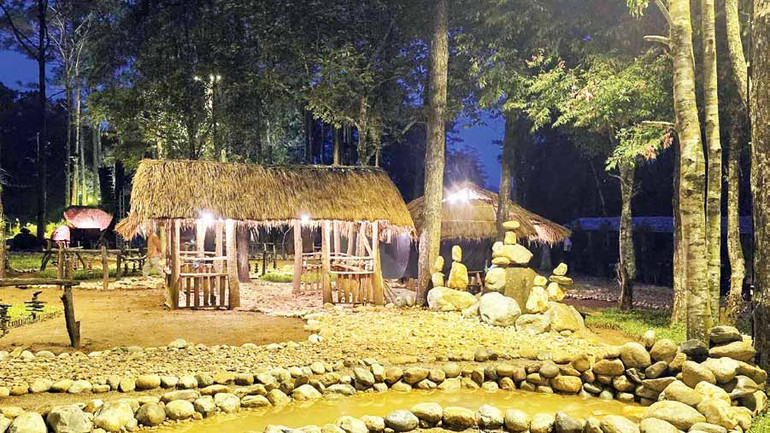 Nhà rông truyền thống được bố trí lồng ghép trong Vườn nghệ thuật Măng Đen.