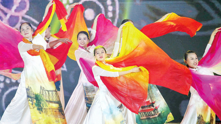 Áo dài lụa tơ tằm Bảo Lộc in hình di sản kiến trúc Việt Nam. Áo dài lụa tơ tằm Bảo Lộc in hình di sản kiến trúc Việt Nam.