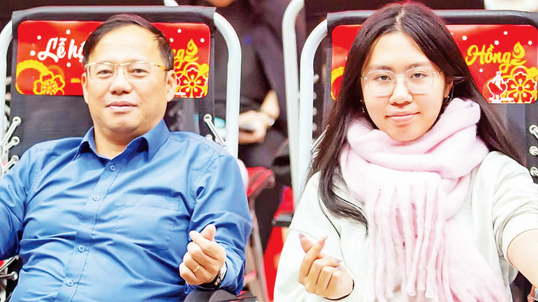 Không ít gia đình vận động các thành viên cùng tham gia hiến máu.