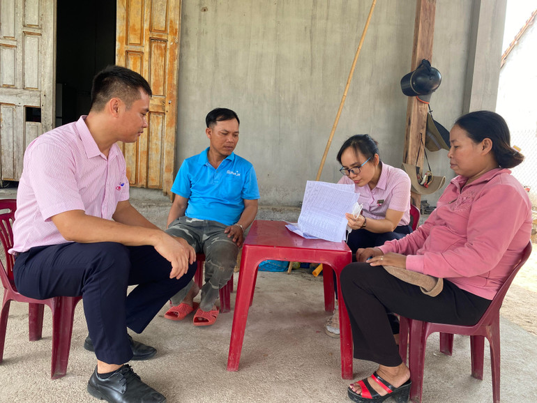 Cán bộ Phòng giao dịch Ngân hàng Chính sách xã hội huyện Sơn Hòa kiểm tra sử dụng vốn vay hộ đồng bào dân tộc thiểu số xã Suối Bạc, huyện Sơn Hòa.