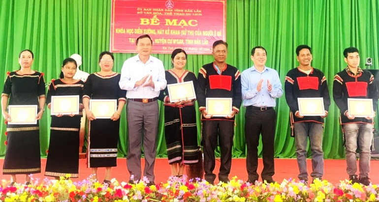 Lãnh đạo Sở Văn hóa-Thể thao và Du lịch tỉnh Đắk Lắk trao giấy chứng nhận hoàn thành khóa học cho các học viên.