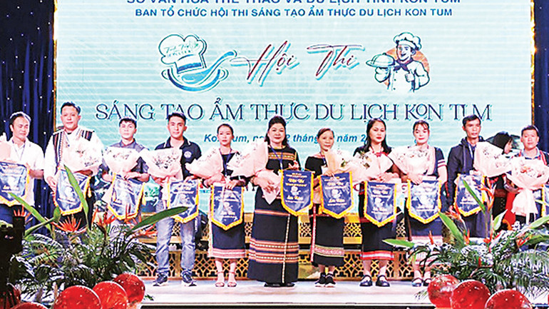 Ban tổ chức trao cờ lưu niệm cho các đơn vị tham gia hội thi.