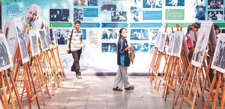 Triển lãm ảnh “Rạng rỡ tên Người” gồm 3 phần: Hồ Chí Minh - Chân dung một con người; Lòng dân yêu kính Người; Bác Hồ với Báo Nhân Dân.