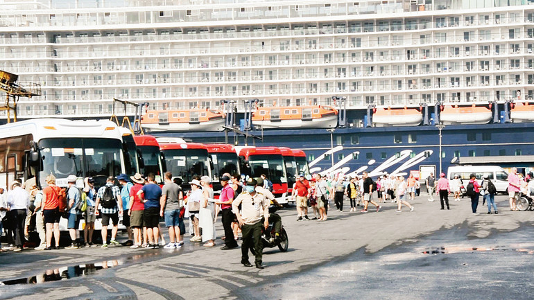 Khách du lịch quốc tế đến Thừa Thiên Huế bằng tàu biển.