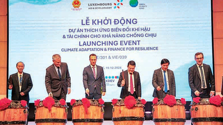 Các đại biểu thực hiện nghi thức đánh trống khởi động 2 dự án.