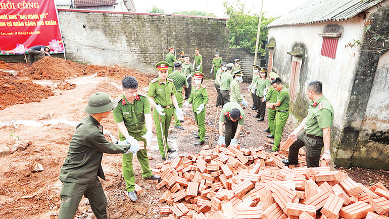 Đoàn Thanh niên, Hội Phụ nữ Công an tỉnh Bắc Giang hỗ trợ xây dựng nhà ở cho một gia đình tại xã Đồng Lạc (Yên Thế). (Ảnh VIỆT HÀ)