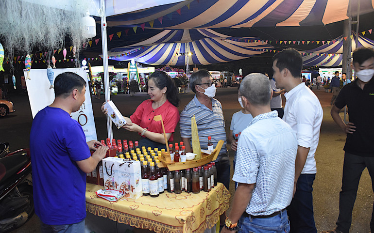Người dân mua sản phẩm nước mắm Hương làng cổ tại Hội chợ Nông nghiệp Hòa Vang.