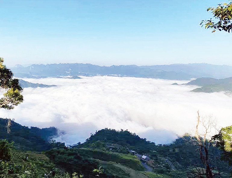 Biển mây trên đỉnh Ðồn Ðèn, khu vực giáp hồ Ba Bể.