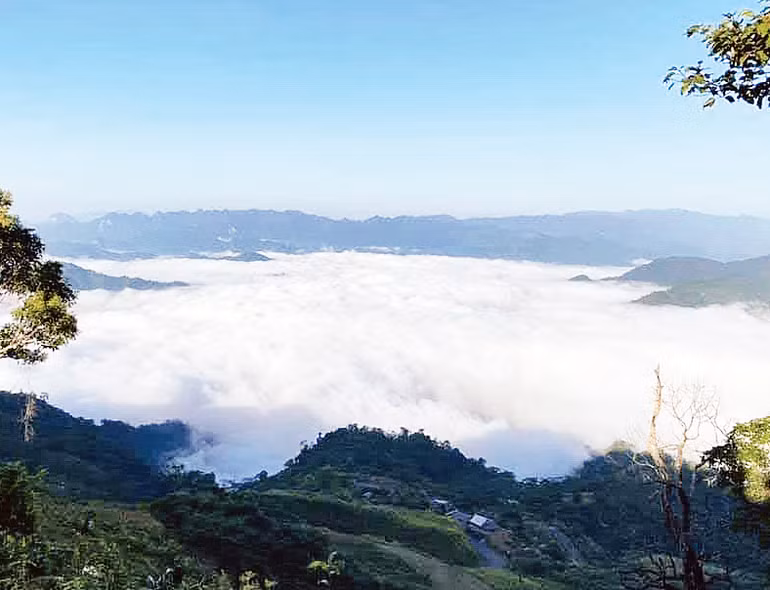 Biển mây trên đỉnh Ðồn Ðèn, khu vực giáp hồ Ba Bể.
