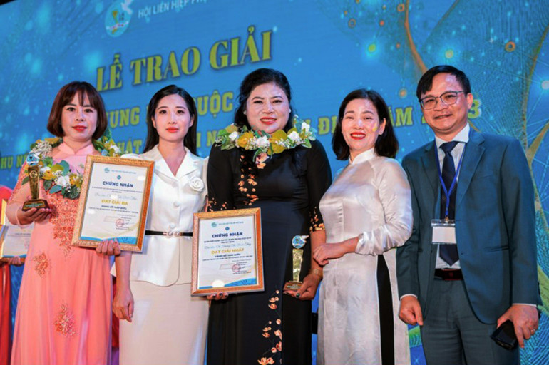 Chị Trương Thị Bạch Thủy (áo đen) trong lễ trao giải nhất Cuộc thi “Phụ nữ khởi nghiệp, phát huy tài nguyên bản địa 2023”.