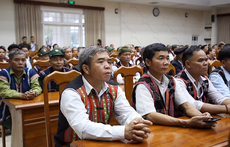 Quang cảnh buổi gặp mặt giữa lãnh đạo tỉnh và người có uy tín trong đồng bào dân tộc thiểu số Quang cảnh buổi gặp mặt giữa lãnh đạo tỉnh và người có uy tín trong đồng bào dân tộc thiểu số