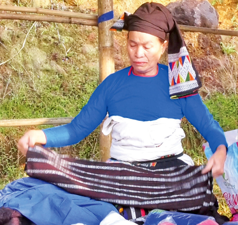 Phụ nữ Thái luôn nâng niu tấm thổ cẩm truyền thống của mình. Phụ nữ Thái luôn nâng niu tấm thổ cẩm truyền thống của mình.