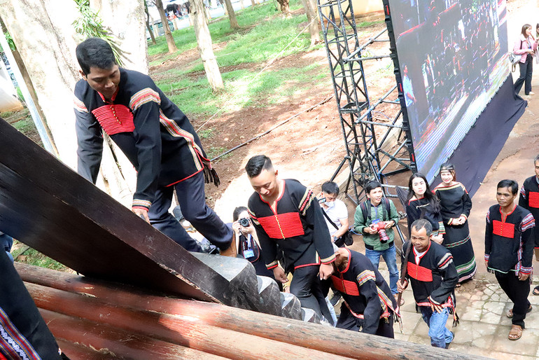 Nhà dài người Ê Đê có 2 cầu thang, đàn ông lên nhà bằng cầu thang bên trái.