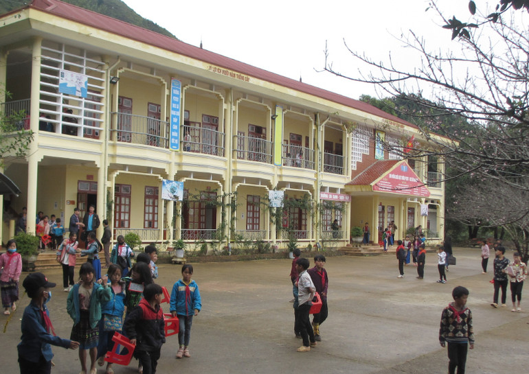 Trường học bậc mầm non, tiểu học và trung học cơ sở vùng đồng bào dân tộc H’Mông xã Hang Chú, huyện Bắc Yên đã được đầu tư xây dựng khang trang.