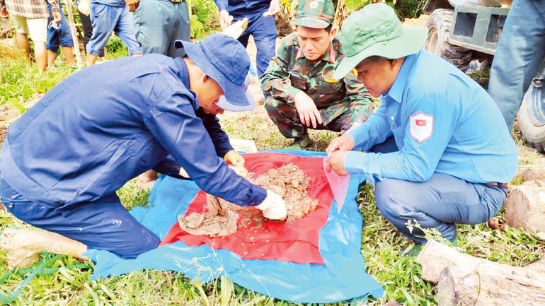 Đội K92 tiến hành cất bốc, quy tập hài cốt liệt sĩ.