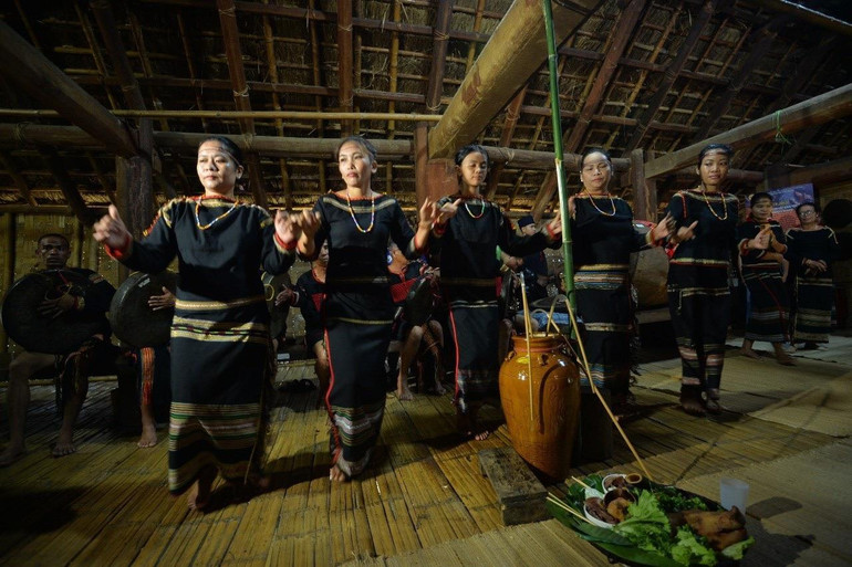 Đồng bào Ê Đê cùng nhau nhảy múa, chia sẻ niềm vui trong lễ kết nghĩa mẹ con.