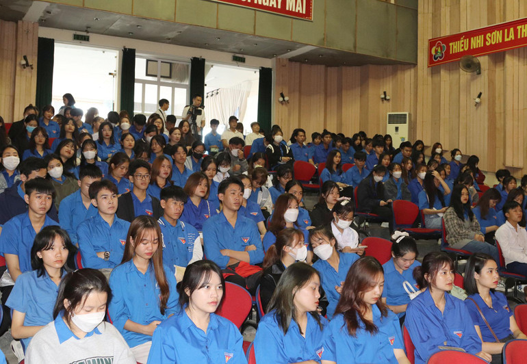 Các bạn trẻ được nghe đơn vị tư vấn giới thiệu việc làm và đi du học nước ngoài.