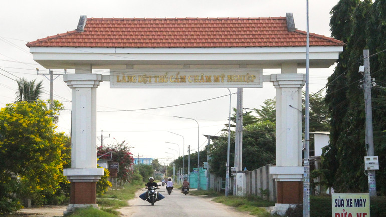 Ông Quảng Đại Thính vận động người dân hiến đất, góp công lao động cùng với sự hỗ trợ kinh phí của Nhà nước, xây dựng cổng làng Mỹ Nghiệp và làm đường giao thông. Ông Quảng Đại Thính vận động người dân hiến đất, góp công lao động cùng với sự hỗ trợ kinh phí của Nhà nước, xây dựng cổng làng Mỹ Nghiệp và làm đường giao thông.