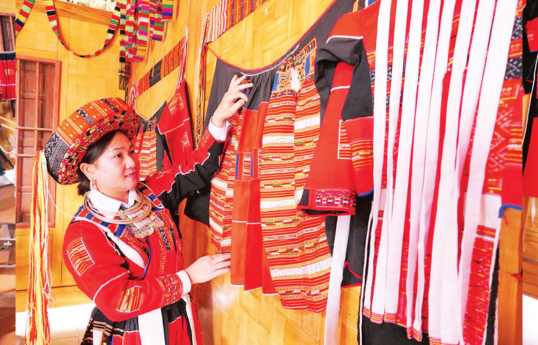 Để tạo ra một chiếc váy áo truyền thống, người Pà Thẻn mất hàng tháng.